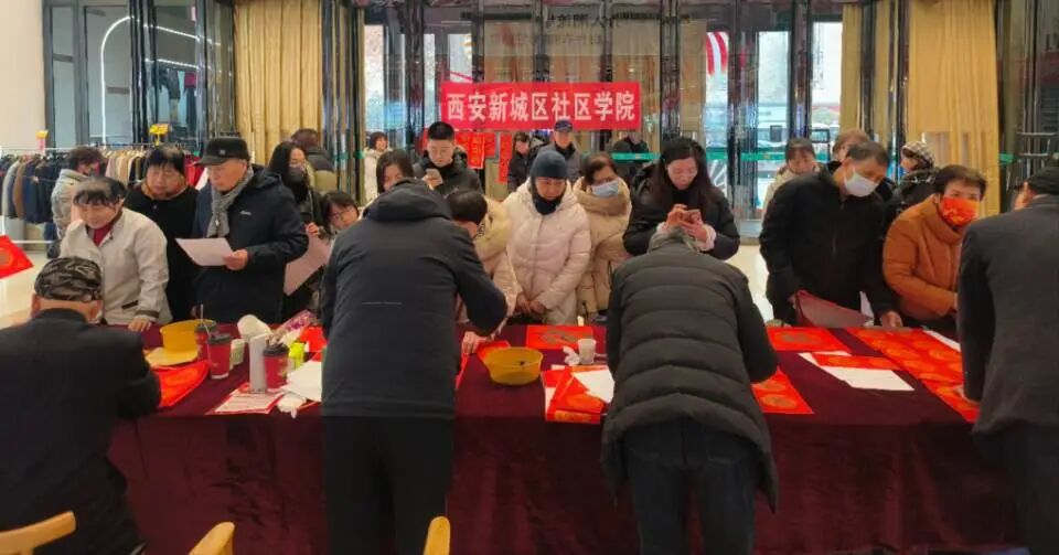 翰墨传情暖腊月 春联送福进万家