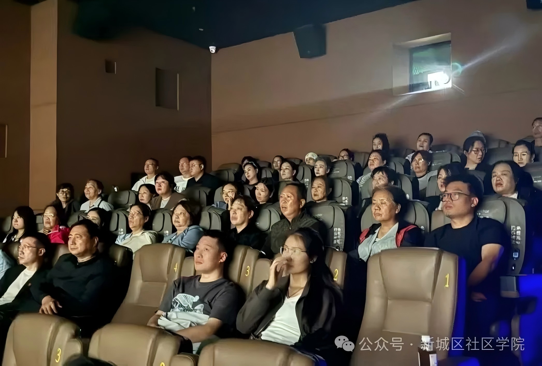 铭记历史守初心，银龄携手传薪火