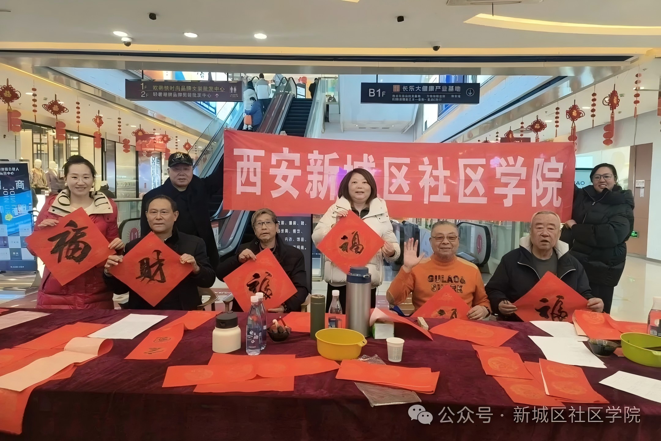 翰墨传情暖腊月，春联送福进万家